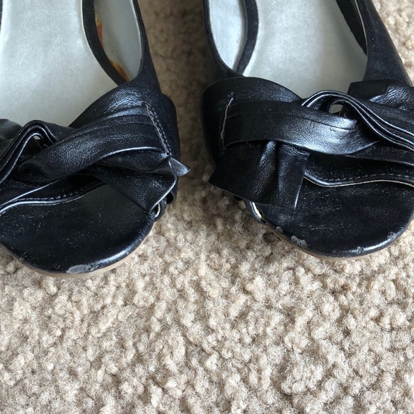 Woman’s Kenneth Cole Heals 11 - Picture 2 of 7